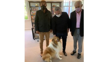 La foto de la polémica. Rucci, Pereyra, Alberto Fernández y su perro Dylan. El encuentro se dio en la víspera de la firma del nuevo acuerdo salarial y causó malestar en otros gremios del sector.