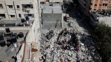 Rescatistas buscaban hoy posibles supervivientes entre escombros dejados por ataques aéreos israelíes en la ciudad de Gaza. Foto: Reuters.-