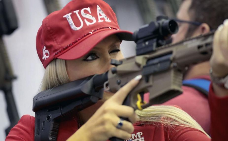 La NRA se apoya en la segunda enmienda estadounidense, que defiende la posesión particular de armas.-