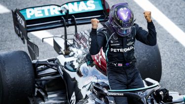 Lewis festeja arriba de su auto. Sigue batiendo récords y quiere ser campeón de nuevo. 