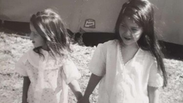 Mavy (derecha) junto a su pequeña hermana.