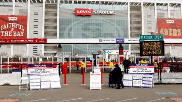 En algunos estadios y eventos deportivos, los asistentes pueden vacunarse a cambio de entradas o merchandising oficial de sus clubes.