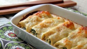 Canelones rellenos de ricotta y espinaca con salsa mixta