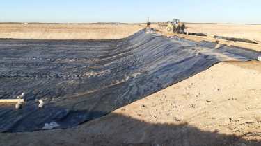 Comenzó la colocación de membrana plástica en las piletas de líquidos clocales que se construyen en Regina. (Foto Pablo Accinelli)