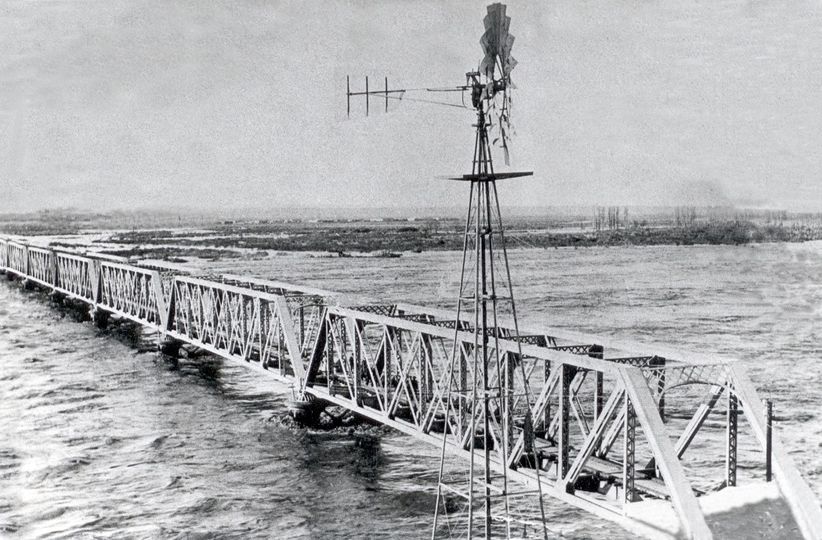 El agua del Neuquén llegó a fines del 1800 hasta casi tocar la base del puente ferroviario. (FOTO: Museo Paraje Confluencia)