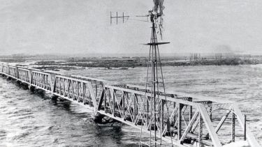 El agua del Neuquén llegó a fines del 1800 hasta casi tocar la base del puente ferroviario. (FOTO: Museo Paraje Confluencia)