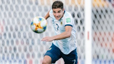 Julián Álvarez viene jugando en las selecciones juveniles y ahora fue convocado para la mayor. Es uno de los buenos valores de River. 