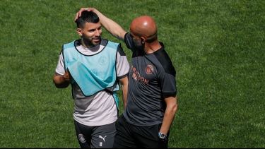 El Kun Agüero y Pep Guardiola, en un alto del entrenamiento de ayer. El argentino, que irá al banco, disputará su último partido en el Manchester City. (Foto/AP)