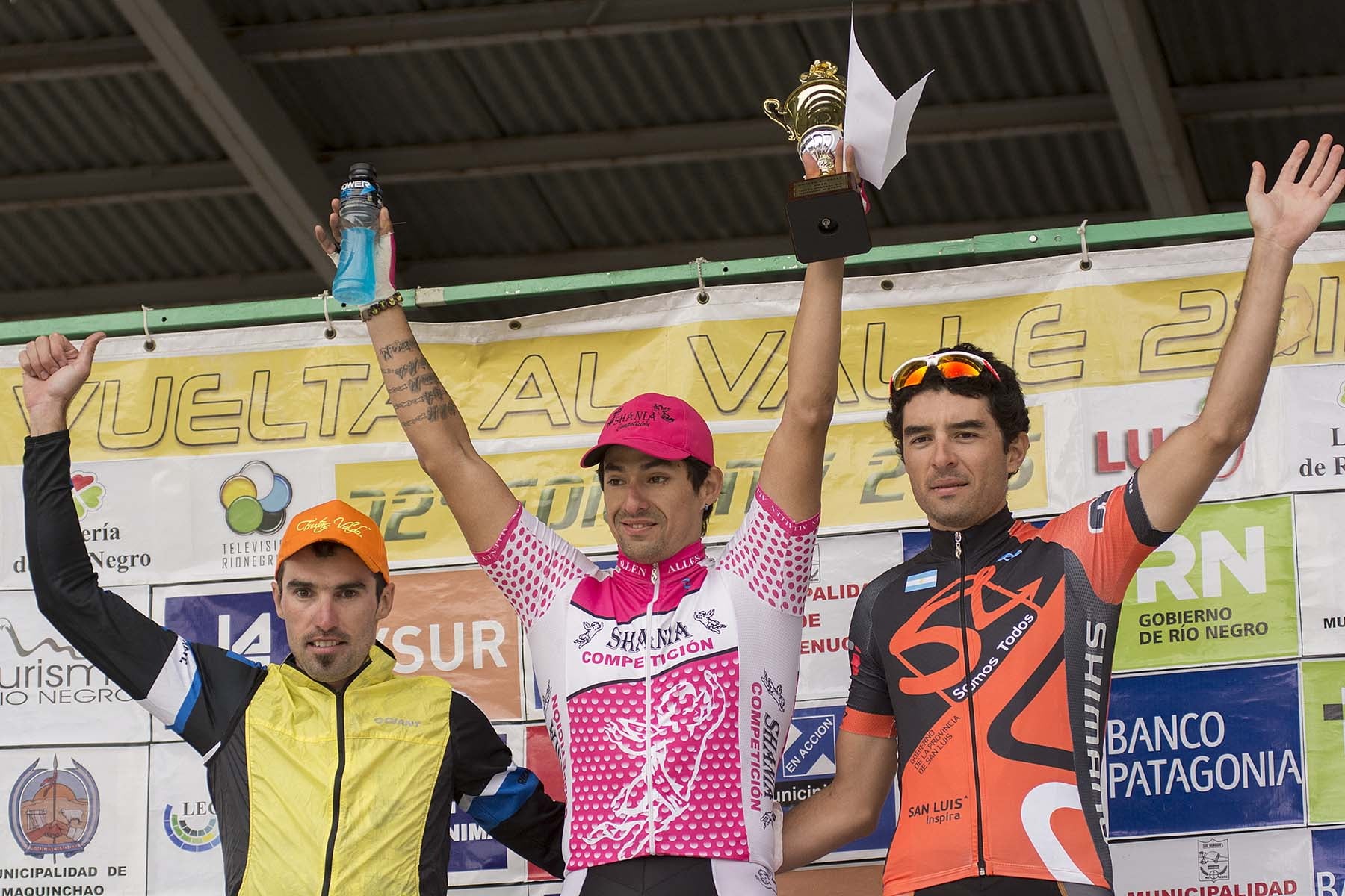 Mansilla, en el centro, cuando ganó una etapa de la Vuelta al Valle. 