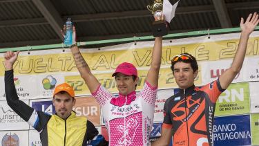 Mansilla, en el centro, cuando ganó una etapa de la Vuelta al Valle. 