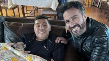 Maradona junto a Leopoldo Luque, su médico personal en sus últimos días. (Foto: Telam)