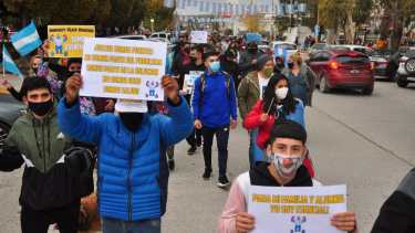 Comerciantes, propietarios de gimnasios y vecinos de Regina se movilizaron en la zona céntrica. (Foto Néstor Salas)
