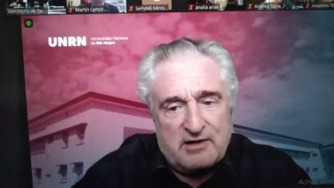 El rector de la UNRN, Juan C. Del Bello, participó de la reunión que mantuvieron directivos y funcionarios por videoconferencia. 