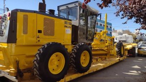 Con fondos de productores, Regina compró maquinaria para reparar caminos rurales