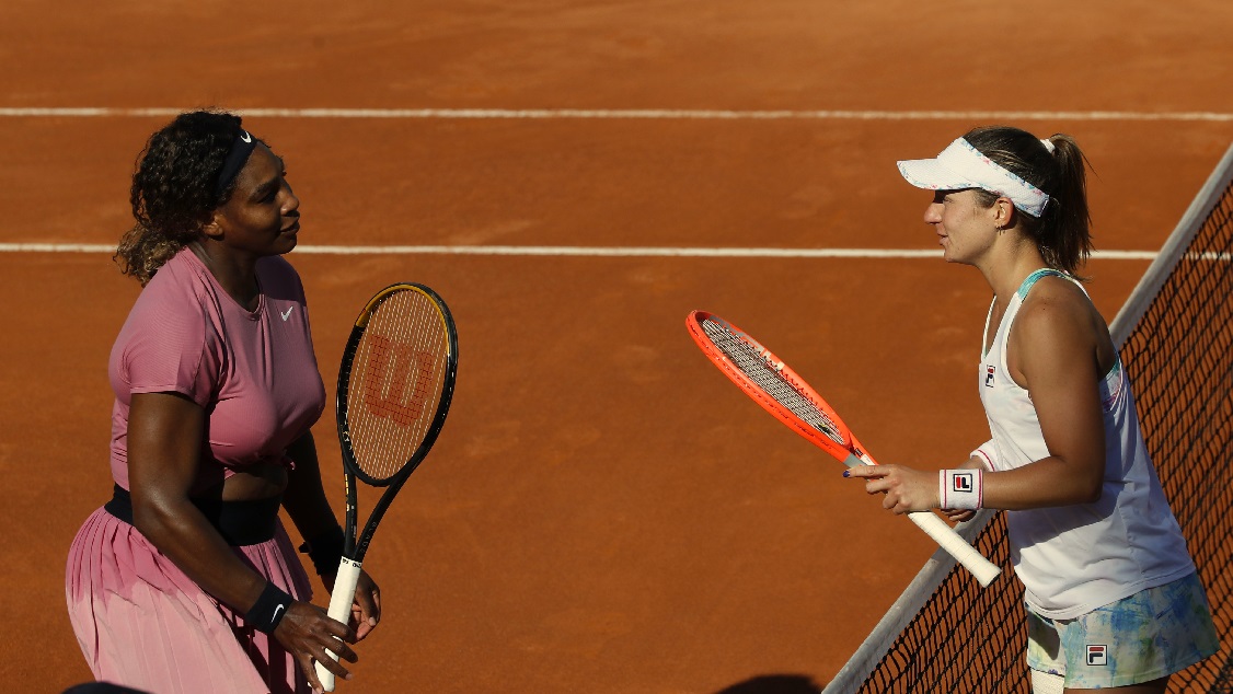 El saludo de la tarde en Roma, entre Serena y Nadia. Foto: AP