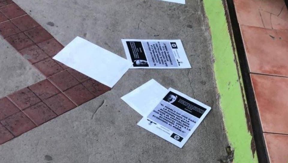 Las copias se encontraban por las calles del centro de Viedma, como ocurrió a principio de este mes. Foto Gentileza