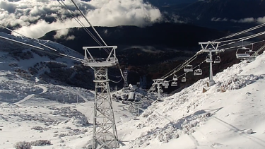 La muerte del trabajador de Capsa ocurrió en la Telesilla Cóndor II, un tramo que se encuentra en el sector intermedio de una de las laderas del cerro Catedral.-