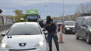 Los controles de documentación para circular volvieron a los puentes entre Neuquén y Cipolletti. (archivo Yamil  Regules)