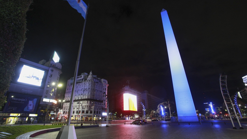 El gobierno porteño instaló banderas argentinas sobre la Avenida de Mayo, iluminó monumentos y fachadas de edificios de celeste y blanco. 