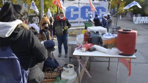 Corte en el centro de Neuquén, organizaciones protestan en Casa de Gobierno