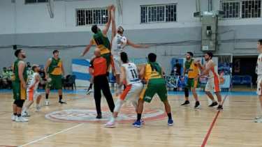 Salto inicial del segundo clásico entre Petrolero y Pérfora. Foto: Manolo Sánchez 