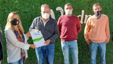 El intendente Pesatti junto a la Secretaria General de UnTER. 