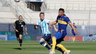 Fabra contra Pillud, uno de los duelos individuales del Boca-Racing en San Juan. 