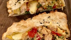 Calzone de pollo, vegetales y queso