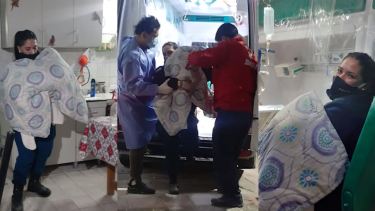 Páez cobijó a la recién nacida mientras los médicos asistían a su mamá. Foto: Captura de video  Policía de Neuquén