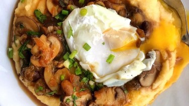 Frío es sinónimo de polenta cremosa con salsa de hongos