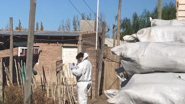 Esta mañana arrancaron con la recarga de garrafas y entrega de leña en Roca. (Foto: Gentileza)
