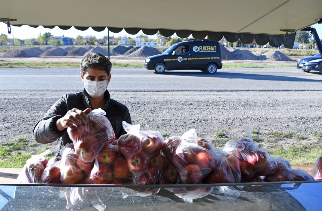 Enrique vende sus manzanas en la ruta chica. (Fotos Florencia Salto) 