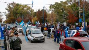 Fuerte protesta en Roca en contra de las restricciones por el coronavirus