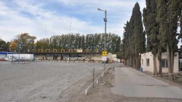 Antes de viajar hacia Chile o Brasil los camioneros rionegrinos pueden hisoparse en la Aduana de Villa Regina. (Foto Néstor Salas)