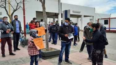 Ayer los trabajadores autoconvocados de Neuquén se manifestaron en las puertas del hospital Heller. (Gentileza)