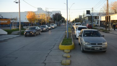 A esta hora se pueden observar largas colas en las estaciones YPF, de Roca. (foto: Andrés Maripe)