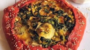 Tarta integral de remolacha, puerro, cebolla y kale