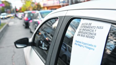 En Cipolletti y en Roca hubo manifestaciones para el retorno a las clases presenciales.  Seguirán con modalidad virtual.  (Alejandro Carnevale) 