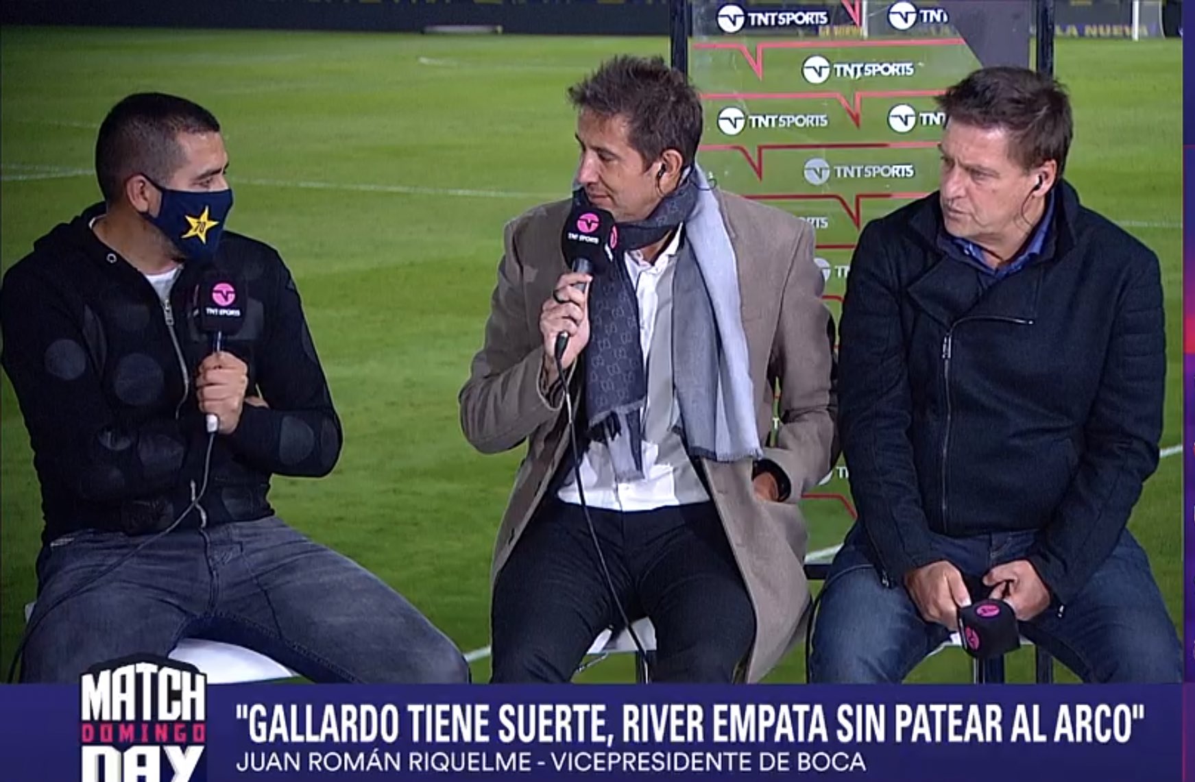 Riquelme habló con los equipos de transmisión oficial de la Copa de la Liga Profesional. En la foto, su diálogo con Juan Pablo Varsky. 