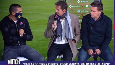 Riquelme habló con los equipos de transmisión oficial de la Copa de la Liga Profesional. En la foto, su diálogo con Juan Pablo Varsky. 