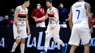 Nicolás Romano festeja el triple decisivo en el último minuto del partido. Quimsa no pudo recuperarse y San Lorenzo festejó. 