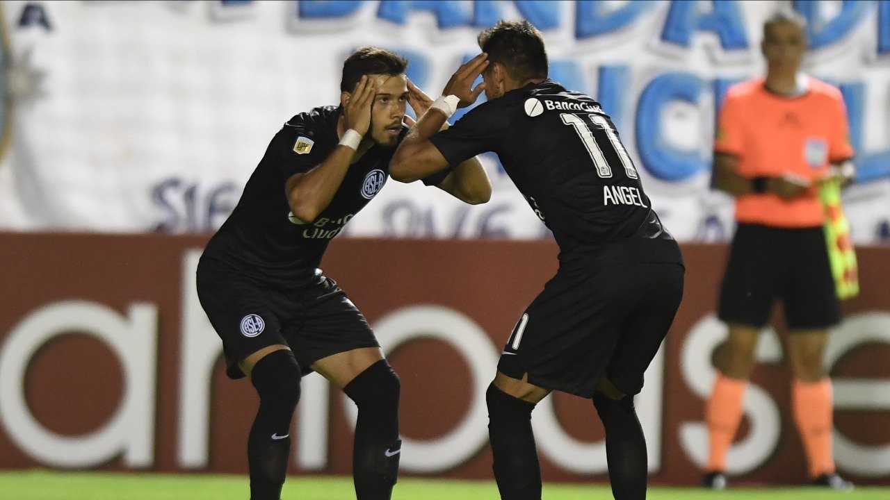 Ángel asistió a Óscar en el segundo gol de San Lorenzo. El triunfo no le sirve para nada al Ciclón pero sí a Rosario Central. 