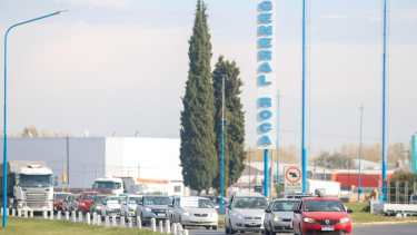 Una extensa caravana recorrió un tramo de la ruta 22. El reclamo fue acompañado por los automovilistas. (foto: Juan Thomes)