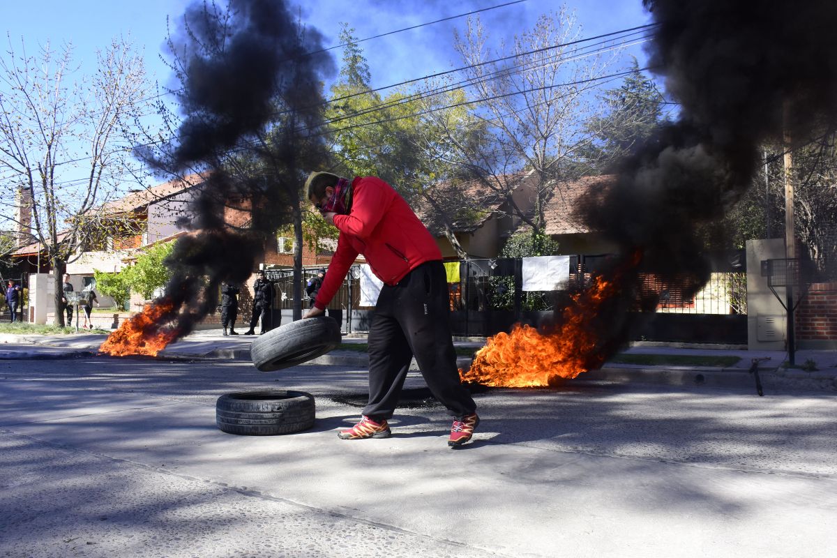 Los referentes gremiales tiraron huevos y manzanas contra la casa de Saigg. También prendieron neumáticos en la calle. foto:  archivo.