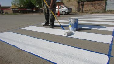 El municipio realiza el pintado de sendas peatonales en calles pavimentadas.