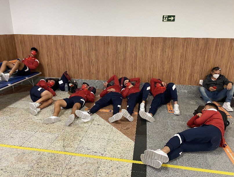 Así durmieron los jugadores de Independiente demorados en el aeropuerto de Salvador. 