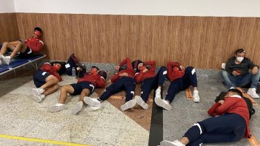 Así durmieron los jugadores de Independiente demorados en el aeropuerto de Salvador. 
