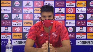 El delantero de Independiente no quiso hablar de lo futbolístico y se refirió al escándalo en Brasil. 