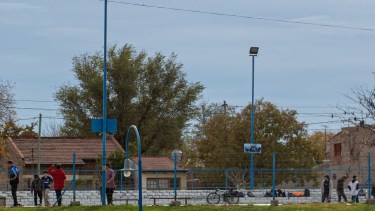 Los adolescentes ni se enteraron de las restricciones y disfrutaron de la pista de  skate en calle Gelonch, esta mañana.