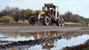 Vialidad Rionegrina trabaja en el mantenimiento de la Ruta Provincial 7. (Foto Néstor Salas)